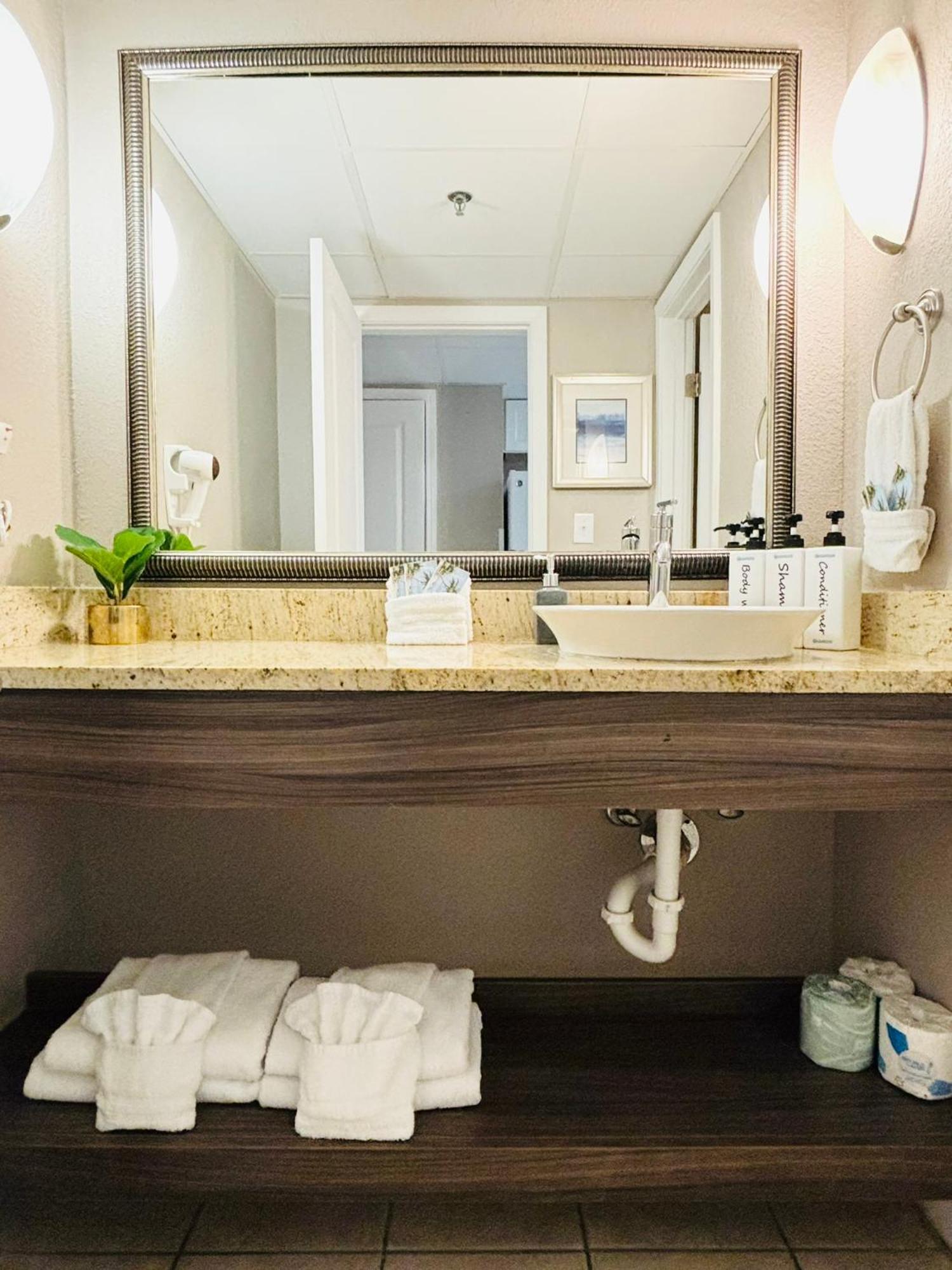 Azure Bliss Oceanfront Condo Sleeps 6 マートルビーチ エクステリア 写真